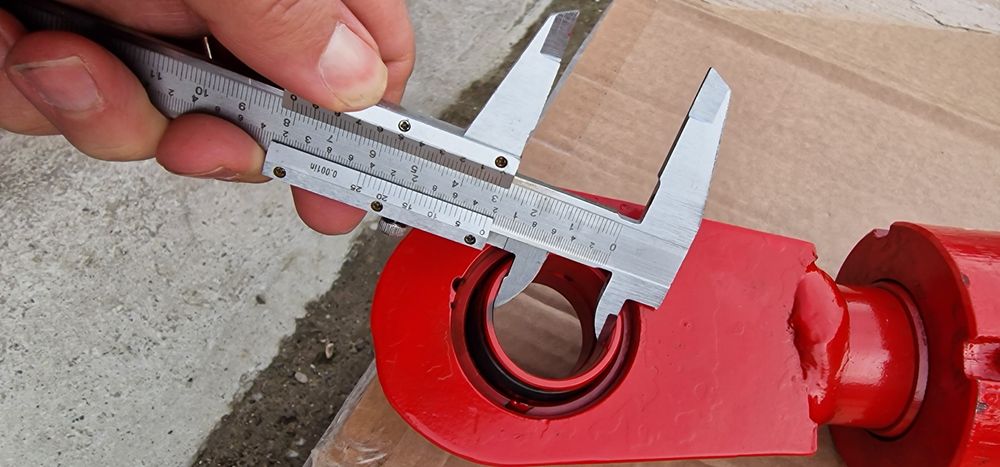 Cilindru hidraulic 720 mm tija 40 mm bolturi 30 mm grosime preț 790 le