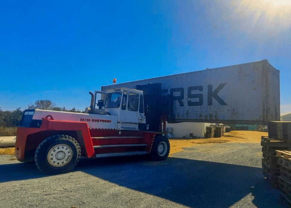 Inchiriez Motostivuitor Stivuitor de inchiriat 4x4 Sarcina 2t - 27t