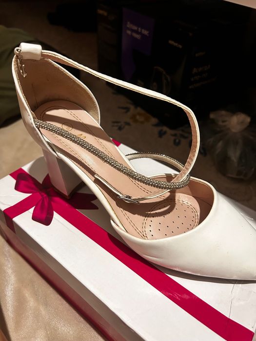 Продам туфли на каблуках (белый)