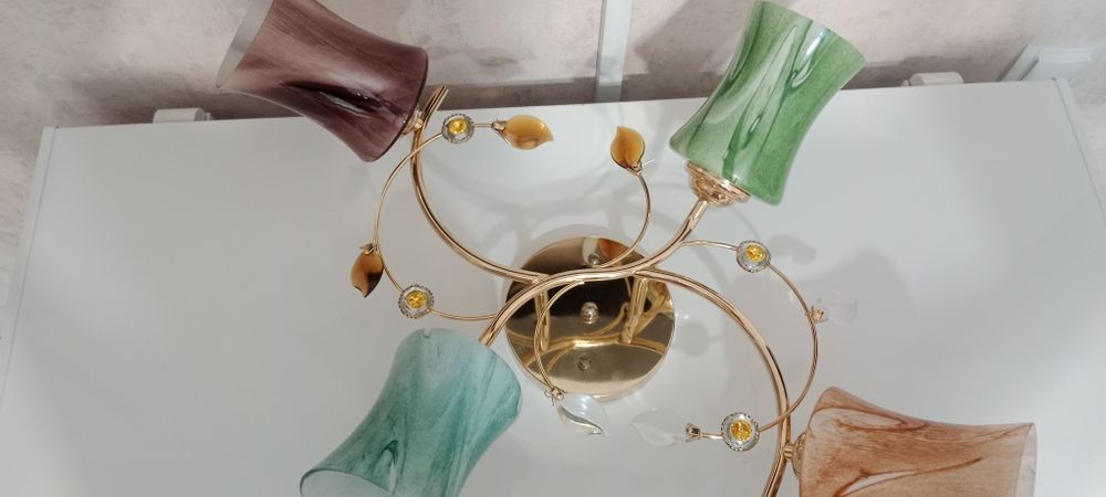 Продам люстру на прихожей