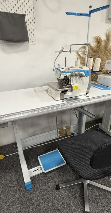 Overlock industrial JACK E4S cu masă – aproape nou