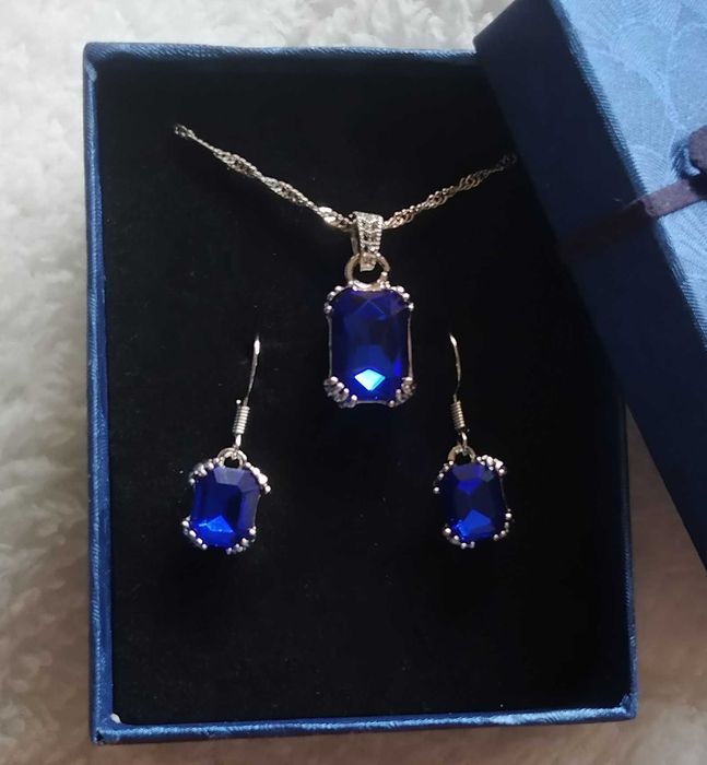 Нов, дамски сребърен комплект. Намалени,единични модели.В кутия всеки.