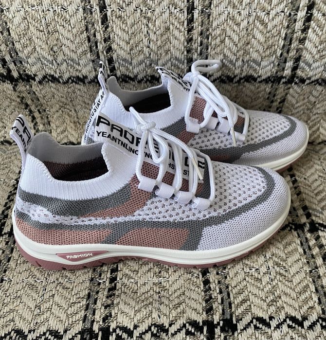 Продам новые кроссовки