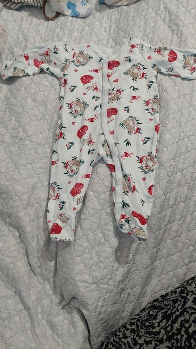 Haine pentru băiat  am 5 cutii până la 1 an cu tot ce trebuie