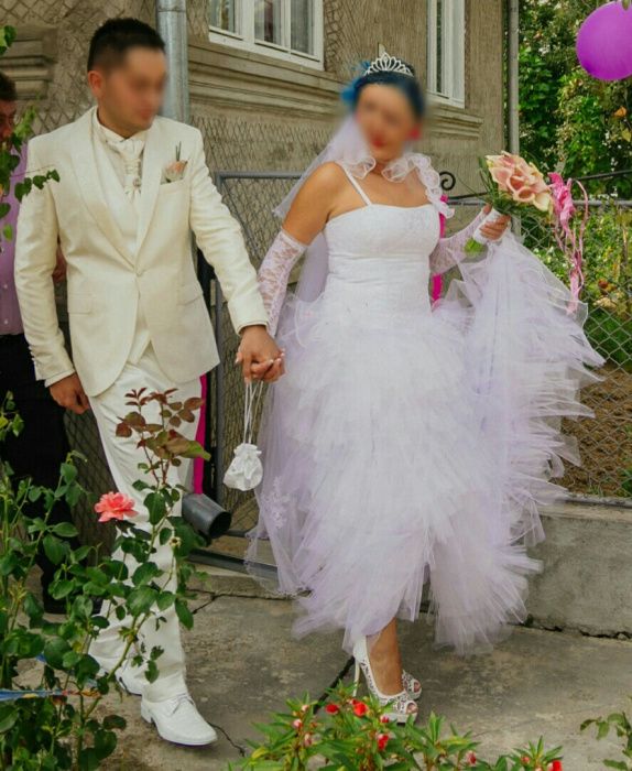 Costum alb mire .