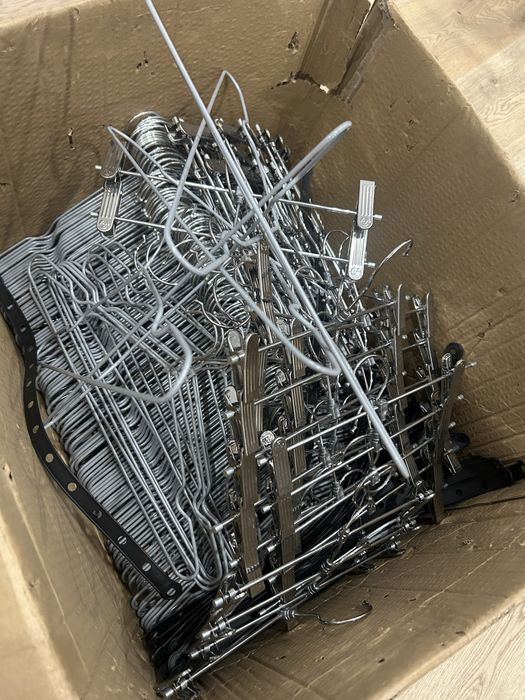 Продам коробку вешалок