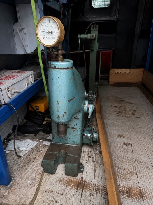 Presa  hidraulica  industriala motorizata