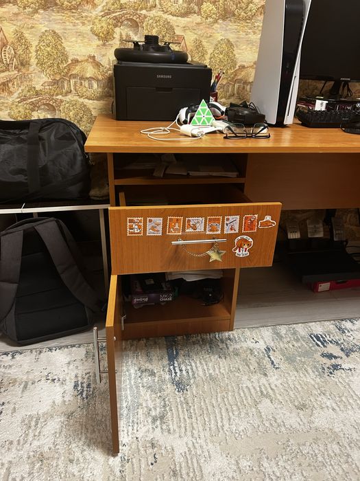 Продам мебель (стол,кровать,шкаф)