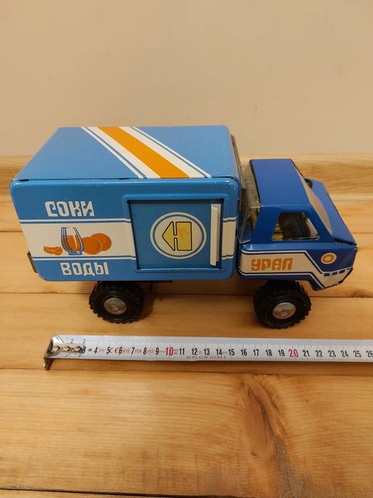 Старо метално камионче УРАЛ.