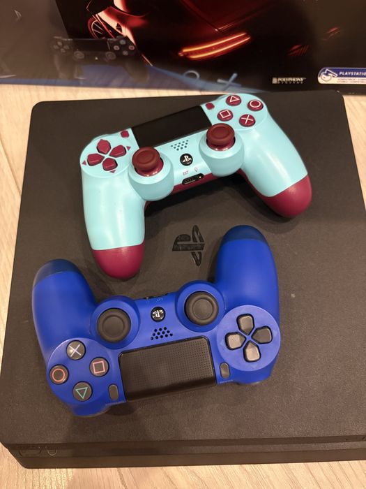 Play Station 4 1TB + 2 controllers