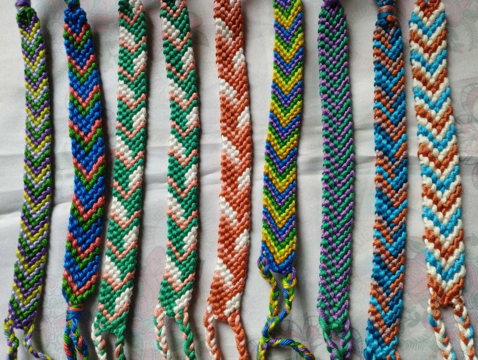 Комплект от три ръчно плетени гривни по избор