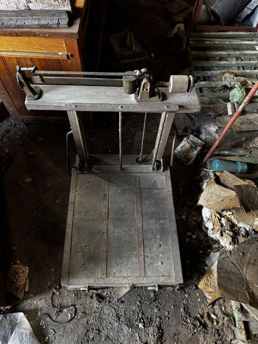 Стара индустриална механична везна – масивна, ретро