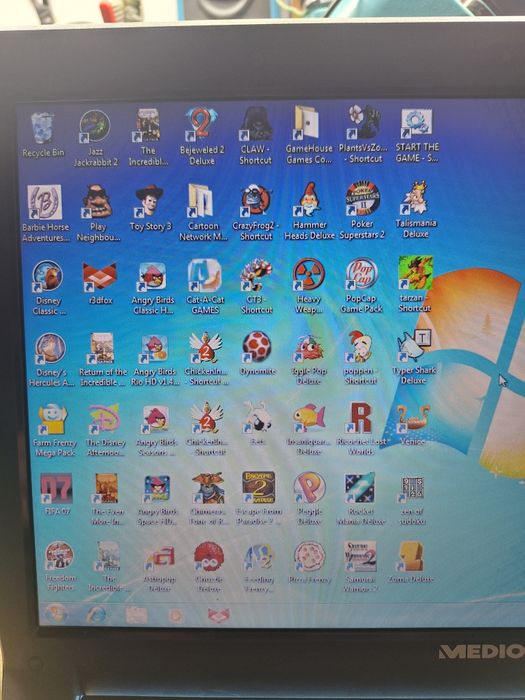 Laptop cu peste 100 de jocuri