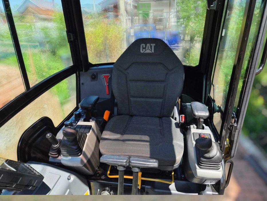 Продавам CAT 302 CR, про. 2022 г., на 29 м/ч
