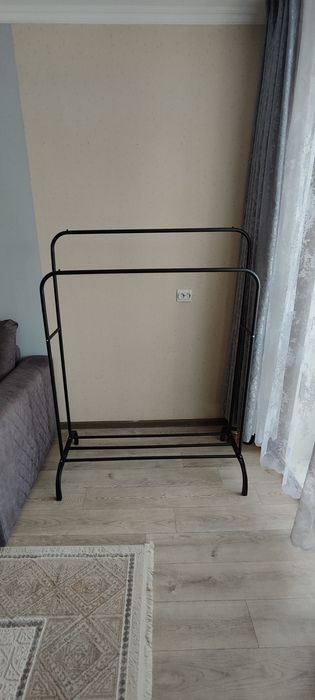 Продам вешалку напольную.