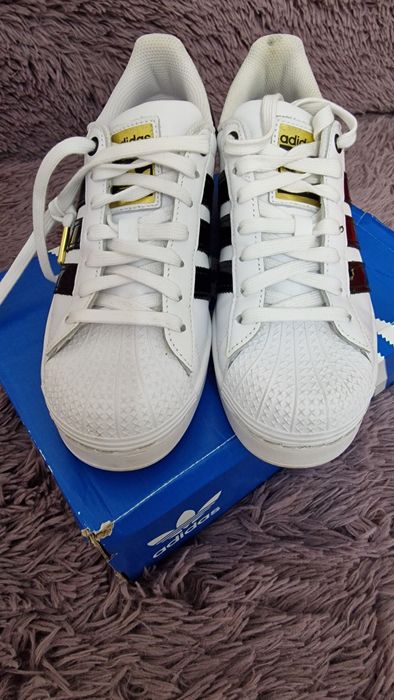 Adidași Adidas Superstar.
