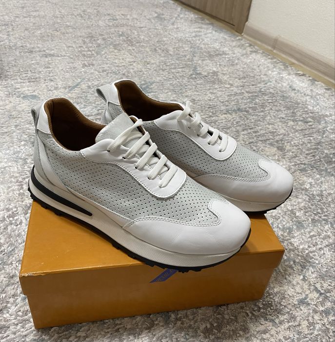 Женские кроссовки