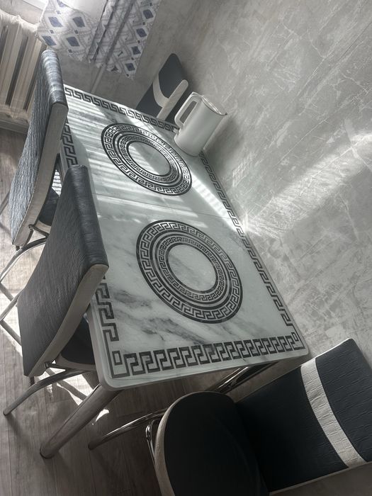 Кухонный стол в комплекте