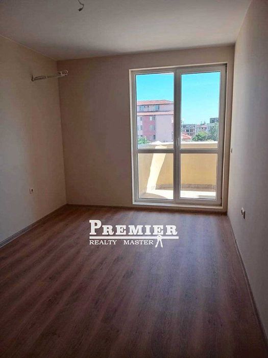 Тристаен 87 кв.м с просторна тераса и басейн в Равда