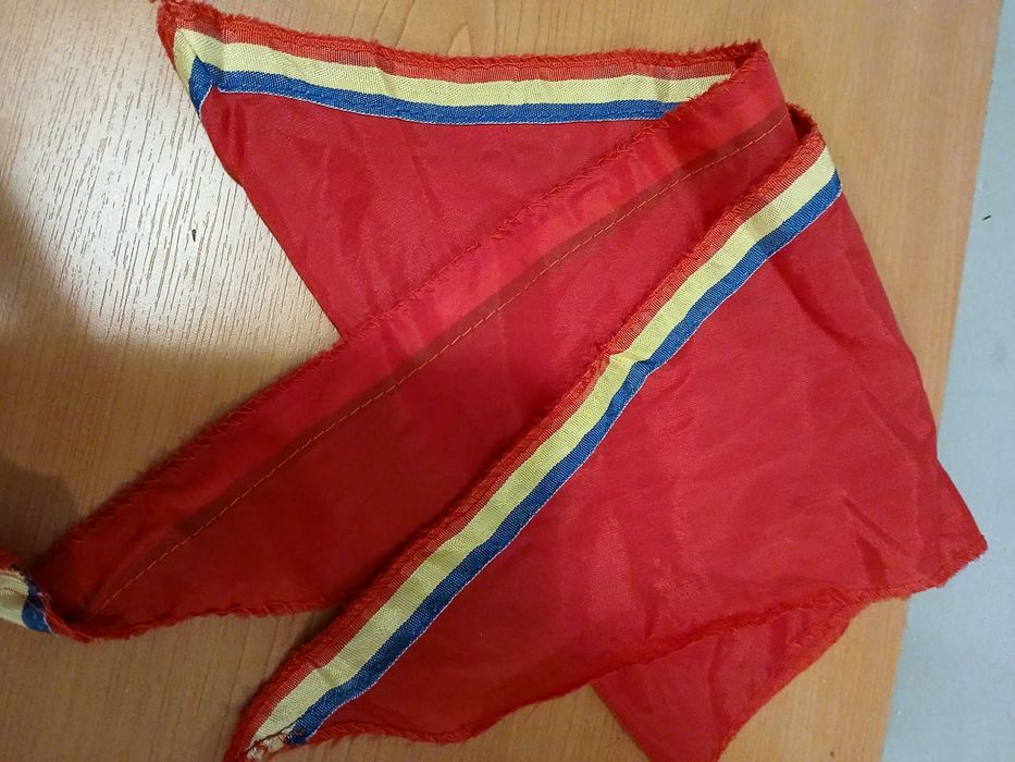 Vand cravata pionier perioada comunista, pret 35 lei