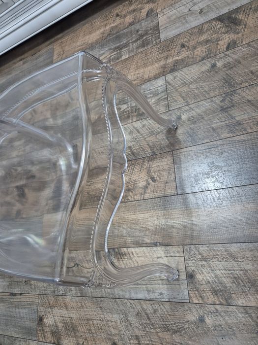 Scaun transparent