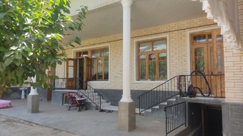 Nazarbekda, 8 sotix 9 honali har bir honani tegi podvulli sotiladi.