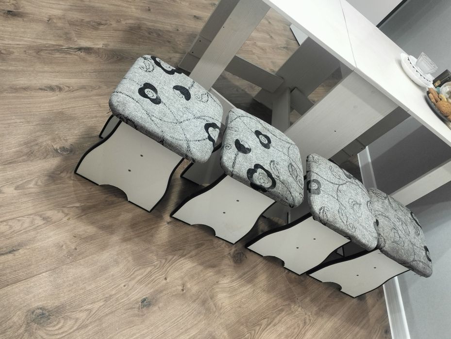 Стол с табуретками