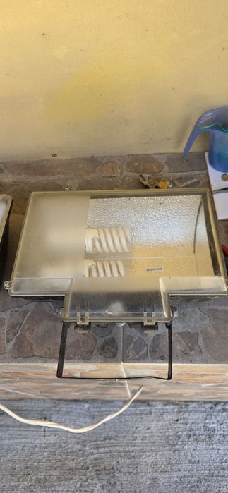 Продавам  лампи  за стена