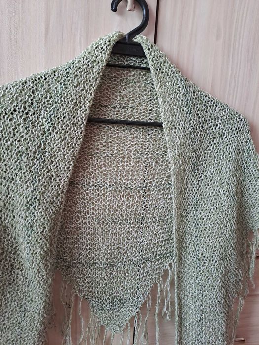 Дамски плетен триъгълен шал с ресни
