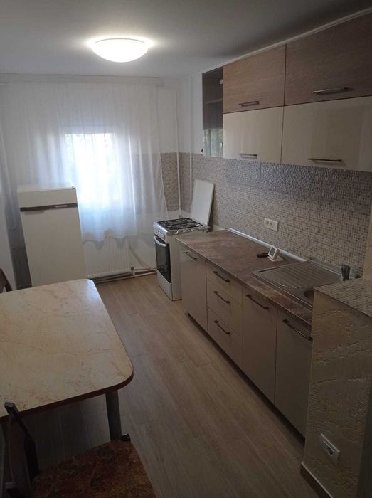 Închiriez apartament