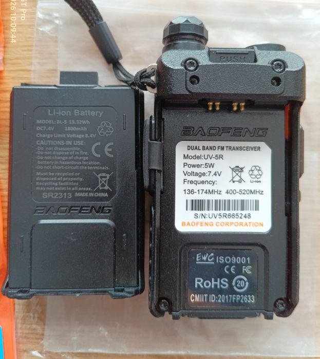 Renumita stație radio Baofeng UV-5R cu 2 baterii și multe accesorii
