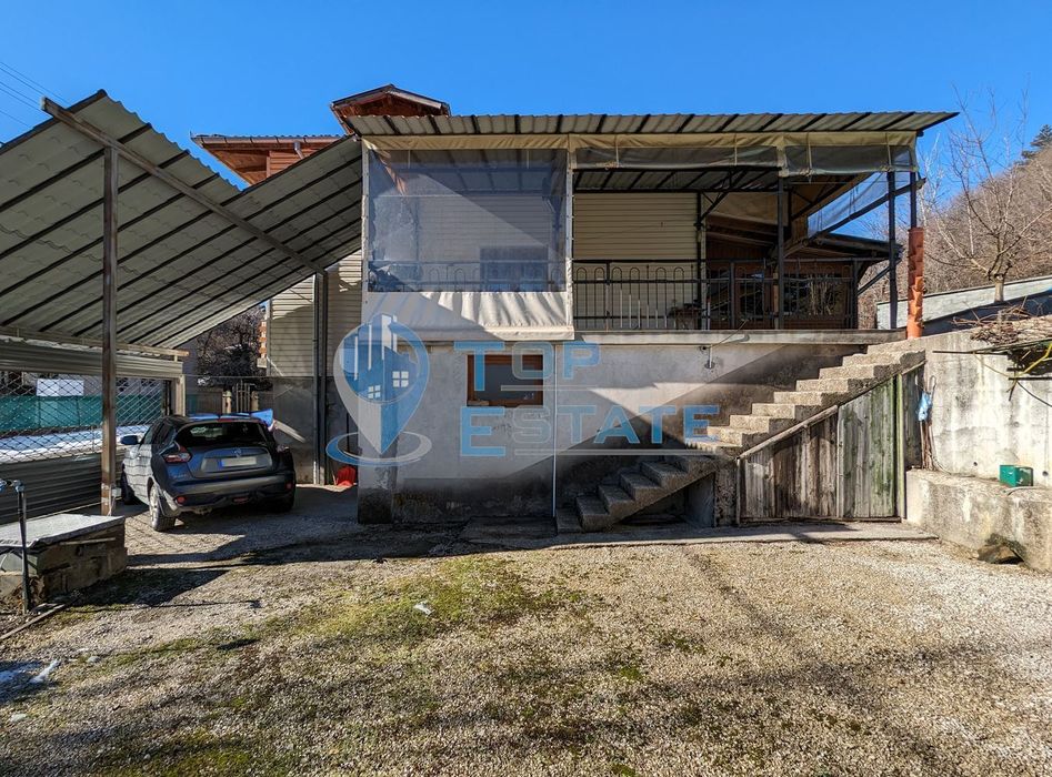 Двуетажна масивна къща с изолация, шест спални и гараж в близост до г