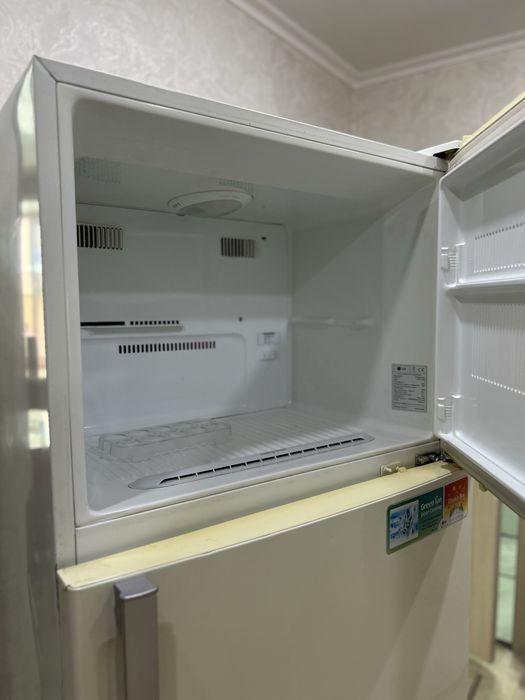 Продам рабочий холодильник LG