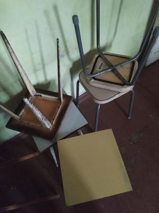 Шкафы, столы, стулья.