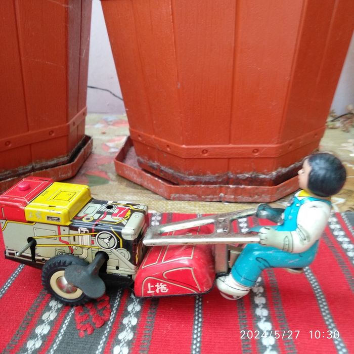 Jucarie chinezeasca din tabla ,perioada comunista Tractor MS 857