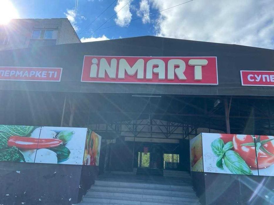 Отдельно стоящее здание в центре города.