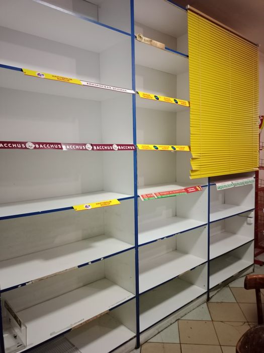 Продаем витрины-стеллажи