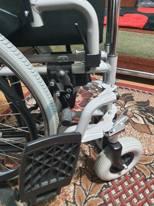 Vând cărucior nou pentru persoane cu dizabilități