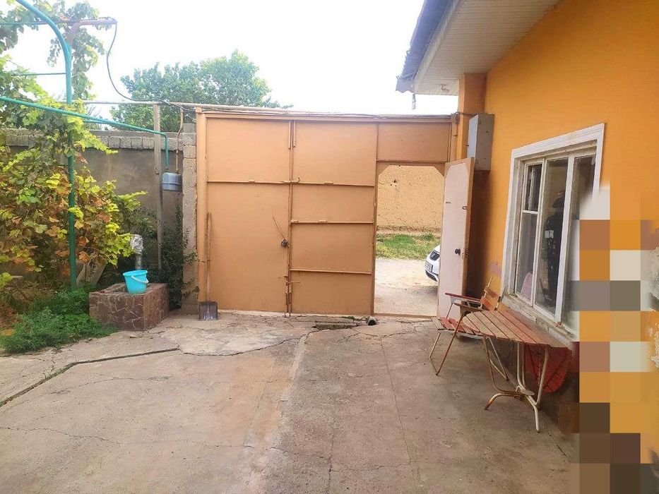 Ховли сотилади  5 Хона 6.8 сот. Шарк  мфй  Улугбек  пос.дан 5 км.