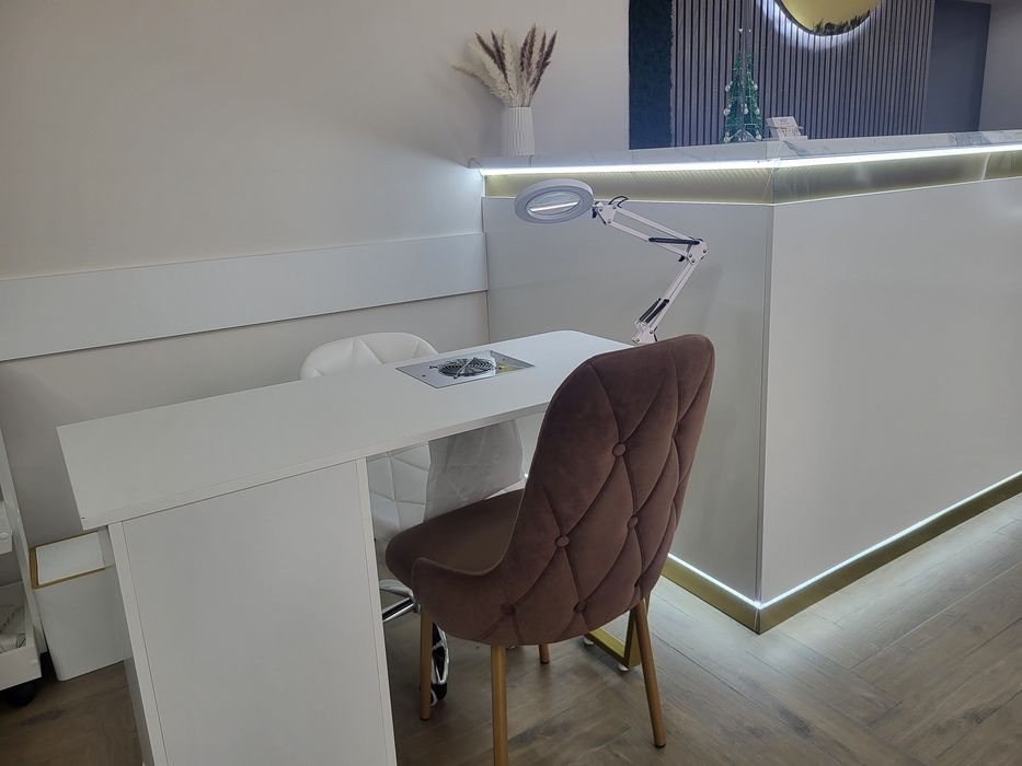 Сдается маникюрный стол