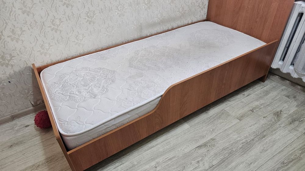 Продам гарнитур в детскую