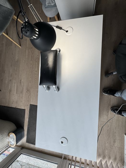 Продавам професионални маси за маникюр + столове – комплект