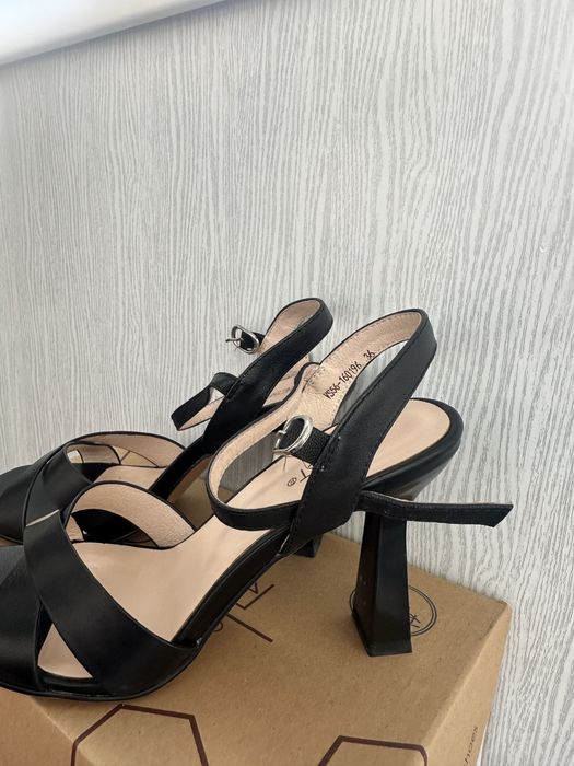 Срочно продам босоножки