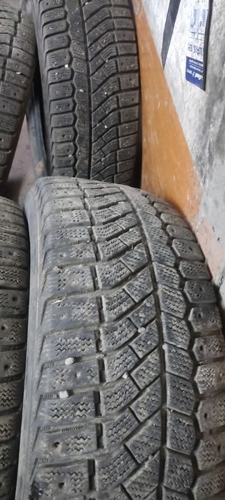 Зимние шины 215/60/16