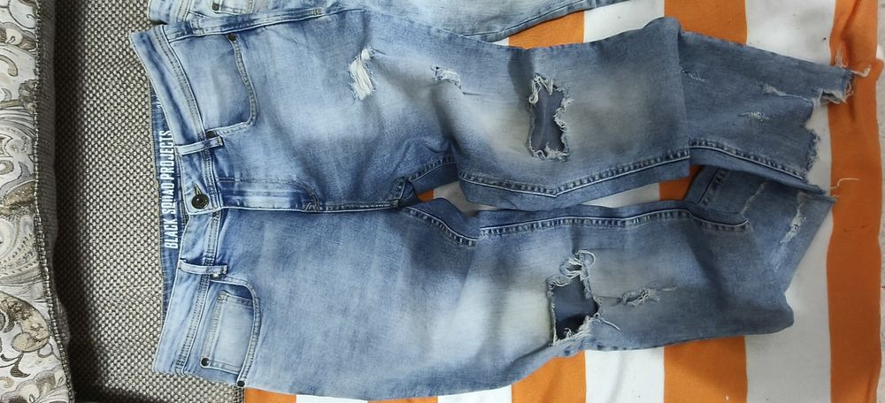 Продам джинсы Отличного качества, также 2 пары джинс см фото