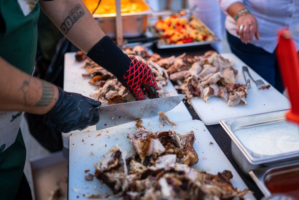 Gătim la proțap, la jar, la smoker și la ceaun. Meniuri personalizate, gătit în fața invitaților, factură fiscală și servicii în toată România