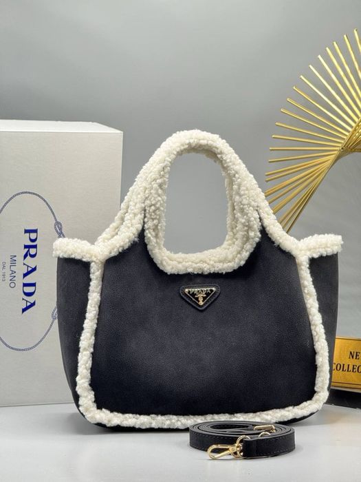 Geanta Prada noua !!! Dimensiuni 35/20 !!!