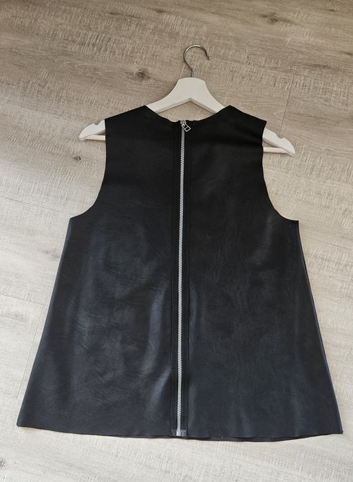 Продавам страхотен черен дамски елек-потник, размер S.
