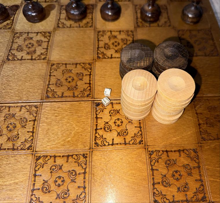 дървен комплект за шах и табла с ръчна изработка