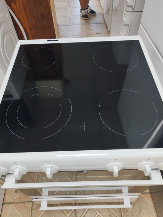 Свободно стояща печка с керамичен плот Electrolux с 2 години Гаранциия